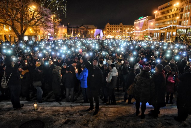 „Jesteśmy razem do końca świata i jeden dzień dłużej” – pod takim hasłem w poniedziałek na placu Wolności spotkali się poznaniacy poruszeni zamachem na prezydenta Gdańska Pawła Adamowicza.  Zobacz więcej zdjęć ----> 