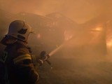 Pożar magazynu wypełnionego sianem w Janowicach. Na miejscu 15 zastępów straży pożarnej