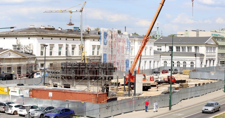 Wykonawca kończy budowę okrągłego pawilonu na placu przed...