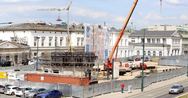 Wykonawca kończy budowę okrągłego pawilonu na placu przed dworcem PKP w Sosnowcu. Za budynkiem dawnego Sezamu widać już zagospodarowany na nowo skwer z parkingiem na 50 samochodów.Zobacz kolejne zdjęcia. Przesuwaj zdjęcia w prawo - naciśnij strzałkę lub przycisk NASTĘPNE