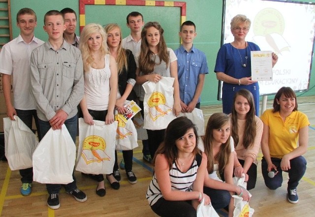 Uczniowie klasy IIIa Gimnazjum numer 2 w Jaworzni za film w konkursie o zdrowym odżywianiu w nagrodę otrzymali tablicę interaktywną.