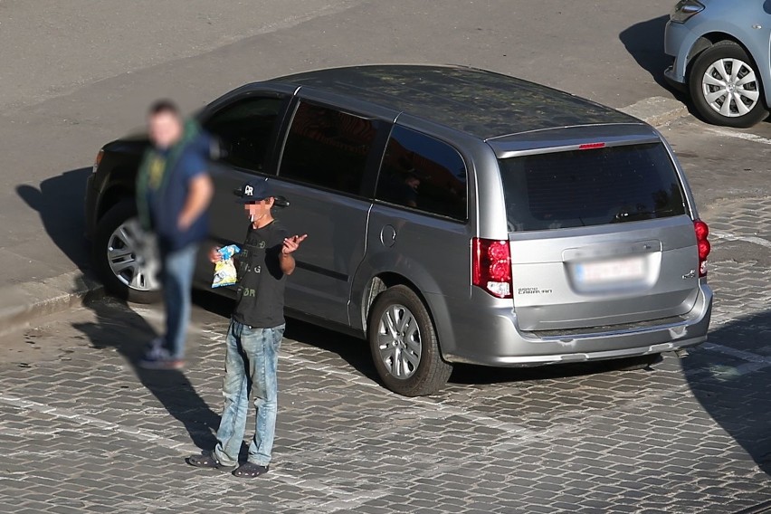 Naganiacze na parkingu pod Galerią Dominikańską wyłudzają...