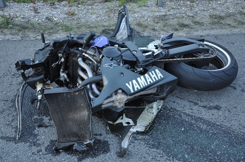 Motocyklista spadł z motoru, a następnie został przejechany przez hondę