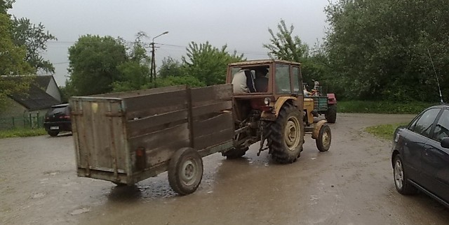 Rolnicy z okolic Solca przenoszą poza strefę zagrożenia.