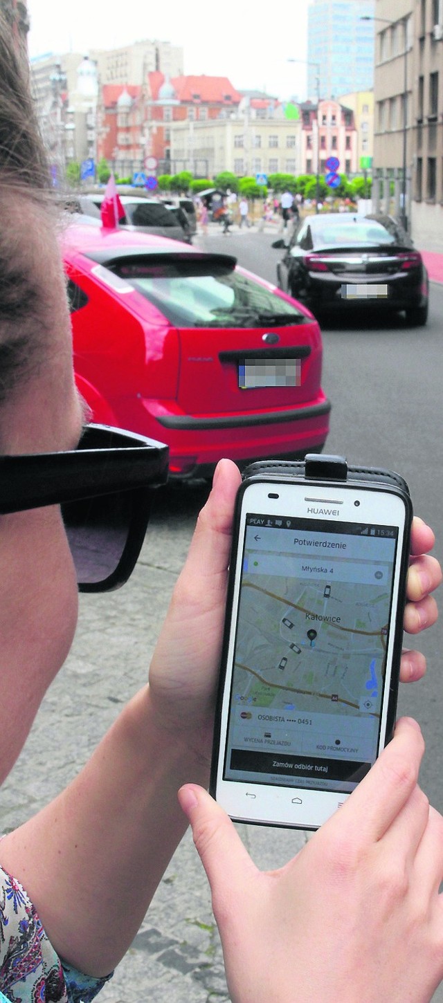 Kierowców Ubera możemy zamówić jedynie poprzez aplikację na  smartfony. Na ekranie widzimy, ilu kierowców jest w okolicy centrum