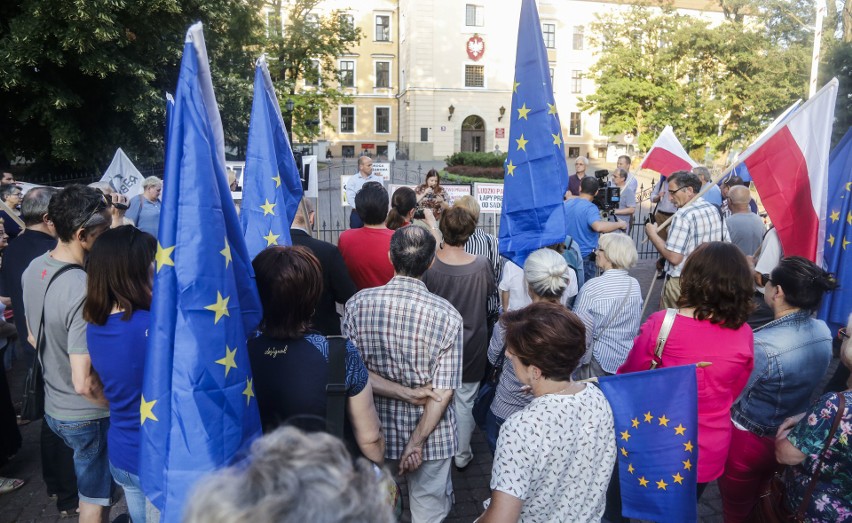 Pod rzeszowskim zamkiem odbyła się demonstracja KOD,...