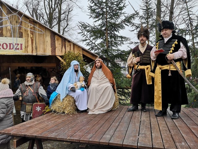 Scenka z Narodzenia Pańskiego podczas Orszaku Trzech Króli w Kozienicach.