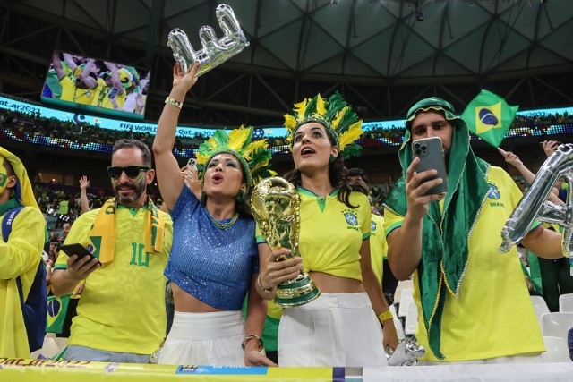 Kibice Brazylii wierzą, że ich reprezentacja zdobędzie Puchar Świata. A jak typują bukmacherzy?  Zobacz kolejne zdjęcia. Przesuwaj zdjęcia w prawo - naciśnij strzałkę lub przycisk NASTĘPNE