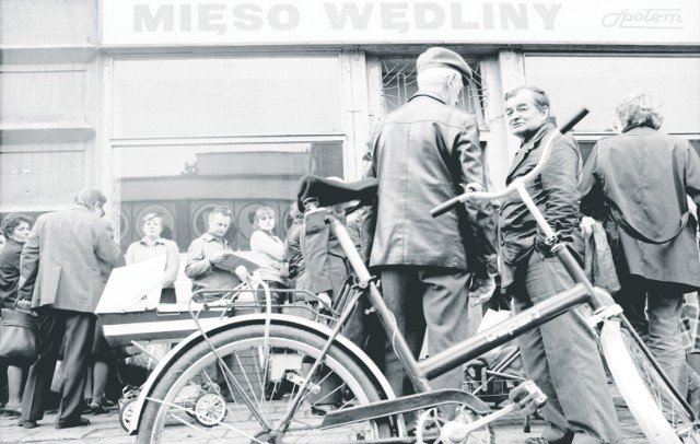 Racibórz 1986 r. Bolesław Stachow sfotografował kolejkę do mięsnego na Opawskiej