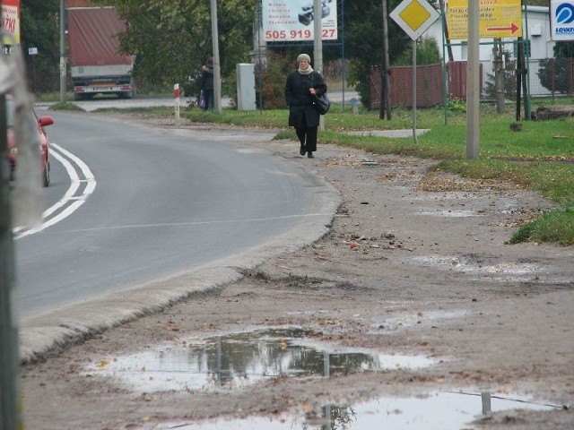 Tak wygląda droga wjazdowa do Sandomierza od strony Lublina. Nawierzchnia jest zniszczona. Nie ma chodników i odwodnienia.