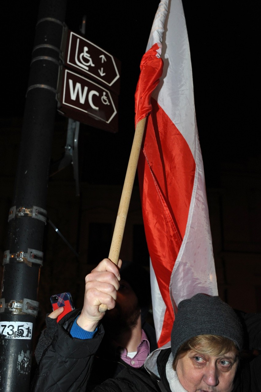 6. rocznica katastrofy smoleńskiej: Marsz pamięci na zakończenie uroczystości w Warszawie [ZDJĘCIA]