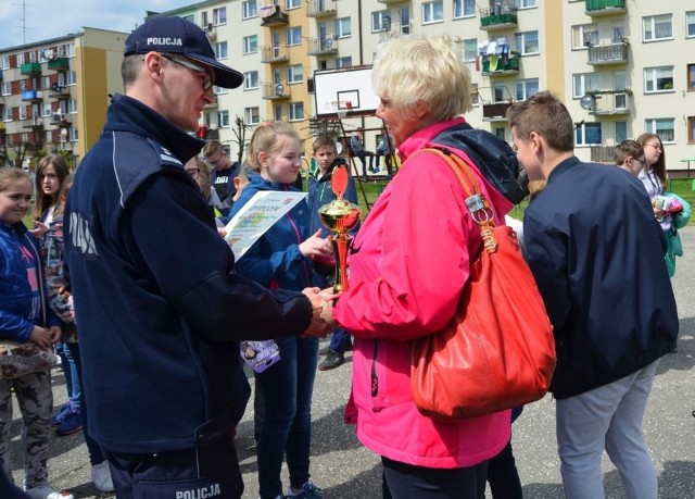 Zastępca komendanta szydłowieckiej policji Marek Filipiak gratuluje Justynie Pisarek, opiekunce drużyny z „dwójki”.