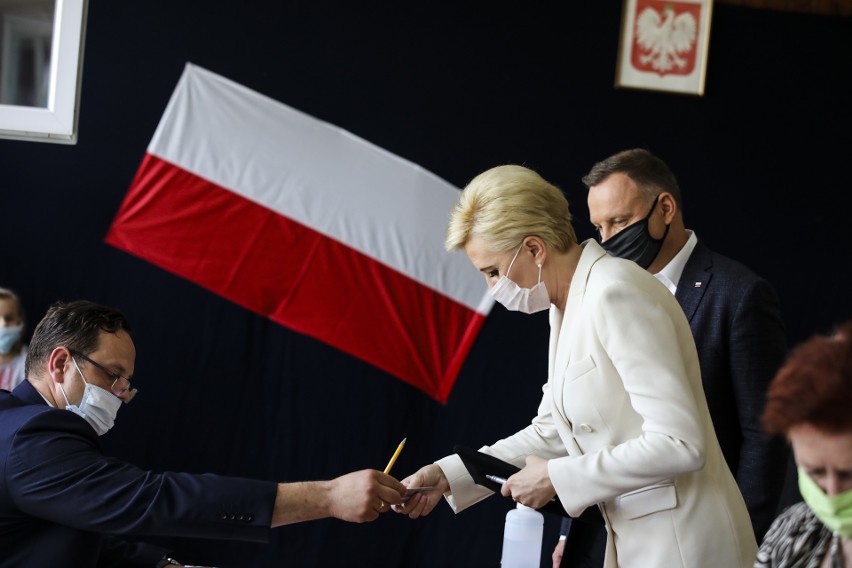 Wybory 2020. Prezydent Andrzej Duda z żoną głosował w Krakowie [ZDJĘCIA]
