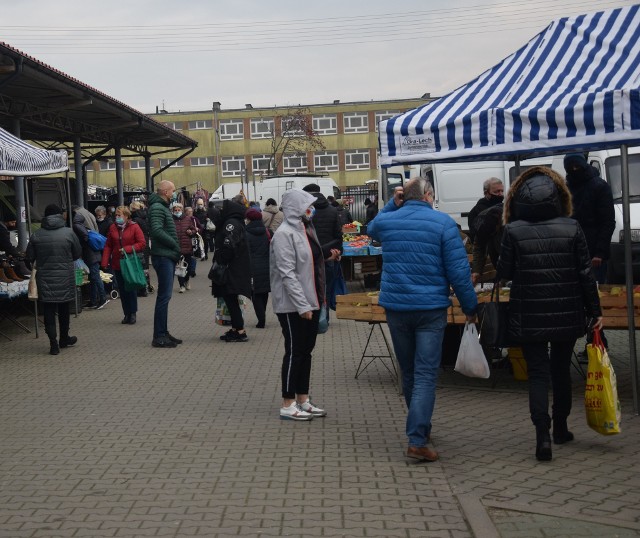 W sobotni ranek na miejskim targu w Szydłowcu było sporo handlujących i kupujących. Jakie były ceny warzyw i owoców? Zobacz zdjęcia!