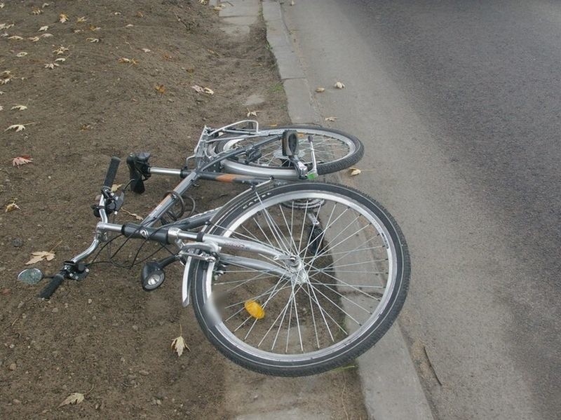 Nastolatek na rowerze zderzył się z renault