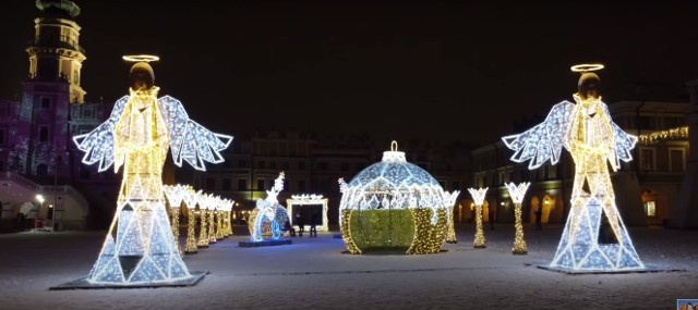 Iluminacje świąteczne na Rynku Wielkim w Zamościu zachwycają mieszkańców.