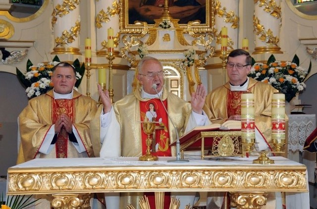 Uroczystą mszę świętą Jubilat odprawiła w koncelebrze z ks. Adamem Dyderskim, proboszczem w Wapnie oraz z ks. Markiem Majdanem,