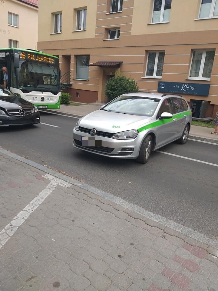 Białystok. Kierowca nie zaciągnął hamulca ręcznego przy ul. Białówny. Volkswagen zablokował ruch [ZDJĘCIA]