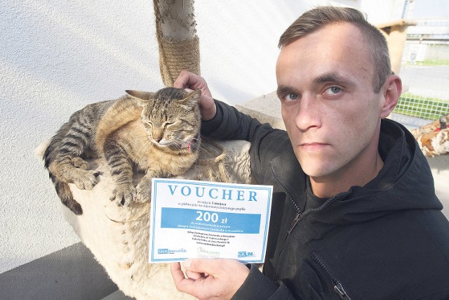 Voucher, który wręczyliśmy Kamilowi Mężykowskiemu, zostanie wymieniony na karmę dla kocich podopiecznych koszalińskiego schroniska.