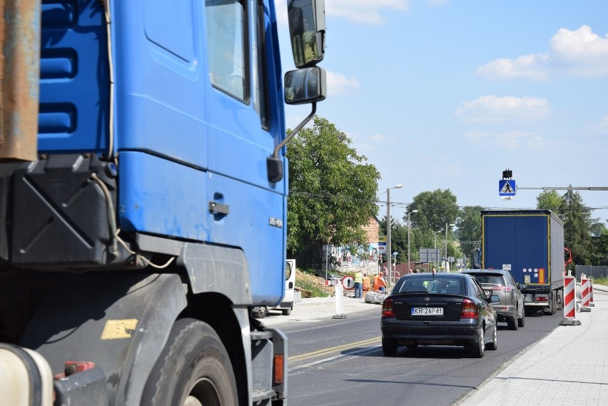 Nie chcą drogi bez chodników. Krajówka do rozbudowy od Jerzmanowic do Giebułtowa