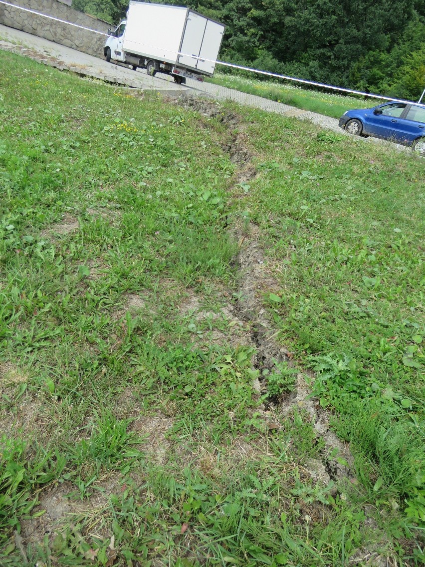 Zapadł się parking znajdujący się tuż nad brzegiem skarpy, a...