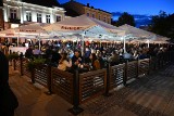 Ogródki restauracyjne w Kielcach tętnią życiem także w nocy! Niemal wszyskie miejsca zajęte w piątek 28 maja [ZDJĘCIA]