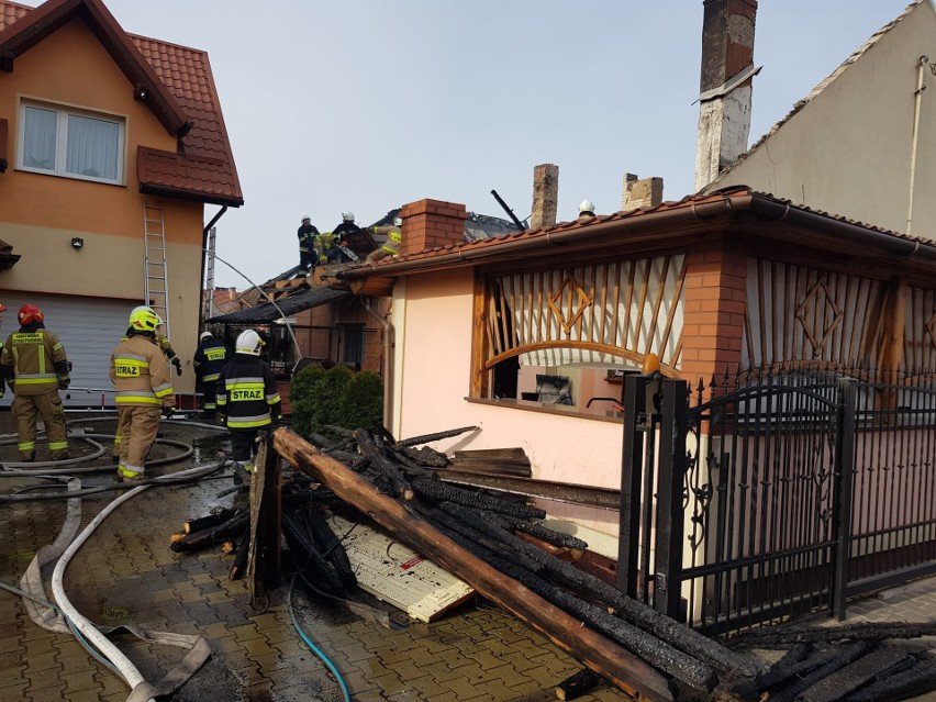 Pożar stolarni w Osiu. Dwie osoby poszkodowane, podczas akcji ranny został strażak
