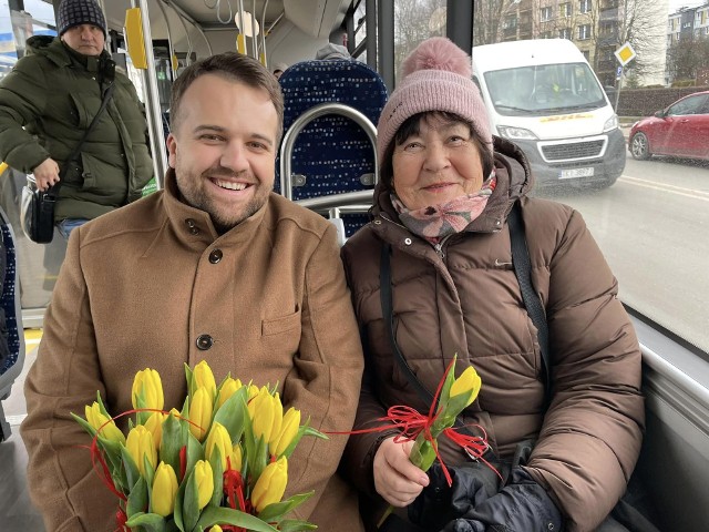 Prezydent Starachowic w środę, 8 marca zaskoczył panie w Dniu Kobiet. Przemierzał ulice miasta i każdej napotkanej mieszkance wręczał tulipana. Zobacz więcej na kolejnych slajdach >>>>