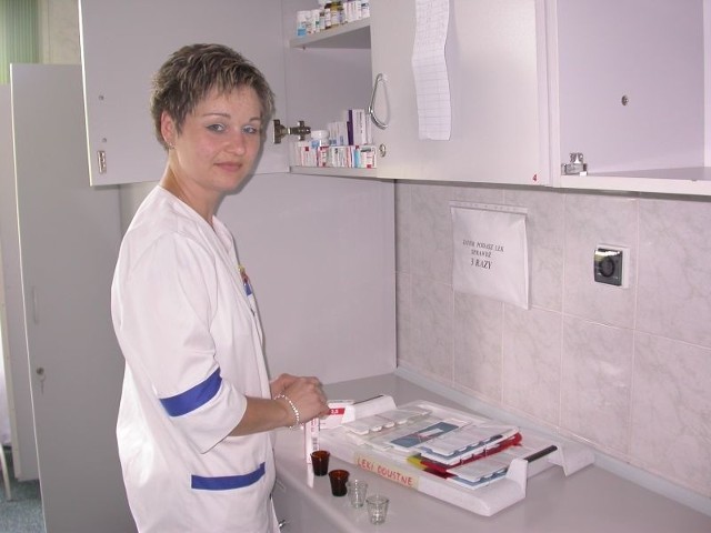 Dzięki pożyczce szpital będzie mógł spłacić dług firmom farmaceutycznym. Na zdjęciu: pielęgniarka Monika Tomaszczyk przygotowuje leki dla pacjentów.