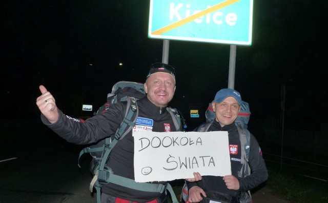 Jacek Słowak (z lewej) i Michał Szpak w piątek wyjechali na wyprawę dookoła świata.