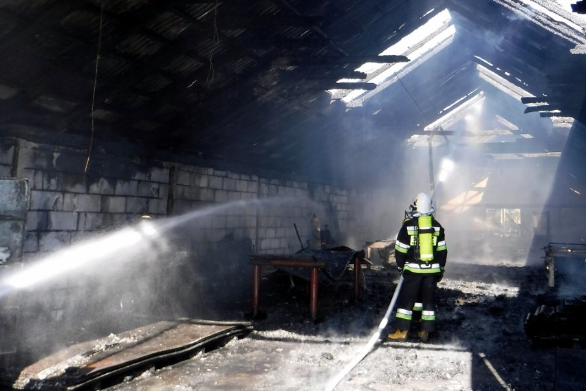 Niebezpieczny pożar dwóch hal w Starym Mieście pod Leżajskiem. Zagrożenie wybuchem [NOWE ZDJĘCIA]