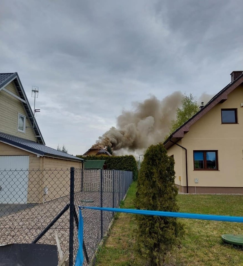 Pożar domu jednorodzinnego w Wiślince. Ogień zajął poddasze i dach