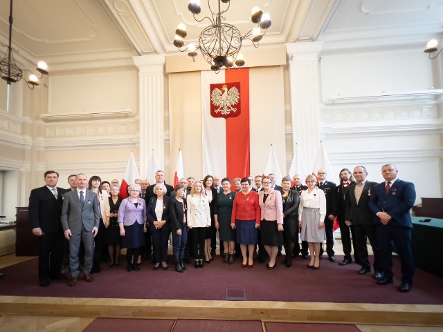 W Podkarpackim Urzędzie Wojewódzkim wręczono odznaczenia państwowe za działalność społeczną, zawodową i charytatywną. Uhonorowanych zostało 40 osób.