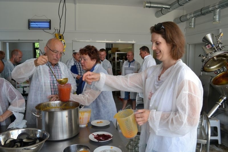 Teraz pozostaje dżem zapakować do słoiczków i poddać...