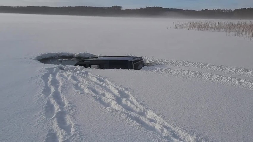 Wjechał samochodem na zamarznięte Jezioro Choczewskie. Załamał się pod nim lód. Wideo