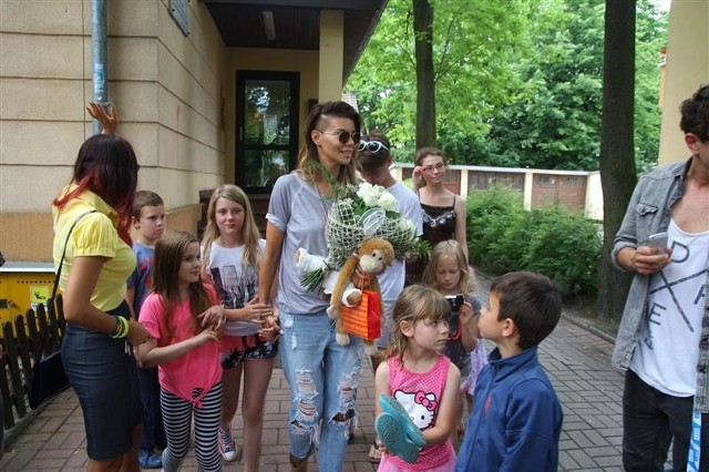 Gwiazda obejrzała pokoje wychowanków, zaprosiła ich też na naleśniki do Grabówki.