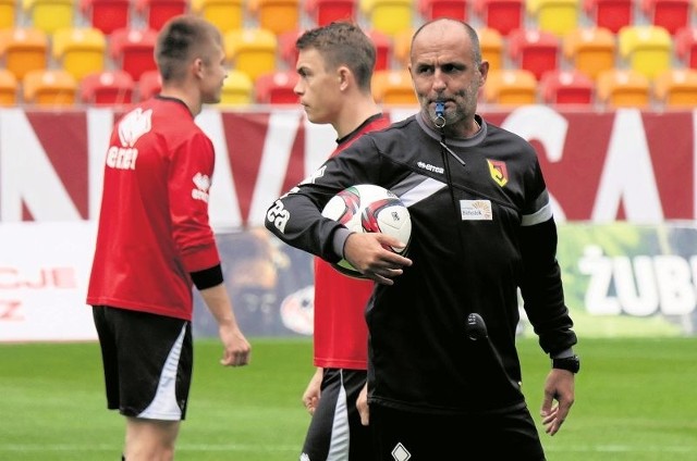 Trener Michał Probierz i jego podopieczni podczas wczorajszego treningu na stadionie miejskim. Szkoleniowiec jest świadomy, że awans jest blisko, ale przestrzega przed lekceważeniem Kruoi.