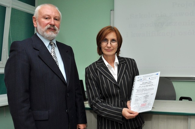 Certyfikat ukończenia kursu informatycznego otrzymała między innymi Wanda Bednarczyk. Dokument wręczył Zygmunt Kwaśnicki, dyrektor szkoły Amerykańskiej Szkoły Future Kids Radom, wykonawca części informatycznej na kursie.