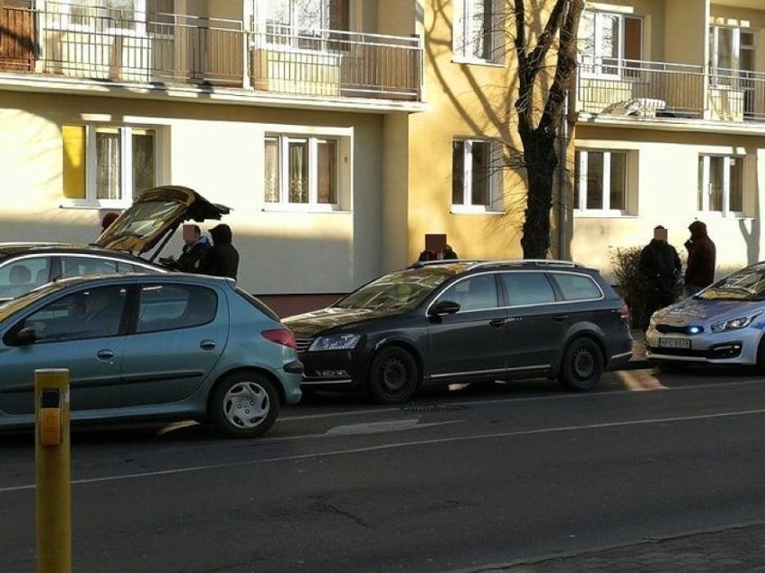 Policjanci otoczyli BMW we Włocławku. Widowiskowa akcja funkcjonariuszy w centrum miasta [zdjęcia]