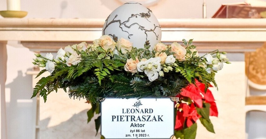 Tak wyglądała msza żałobna za Leonarda Pietraszaka. Odczytano wzruszający list od żony aktora. Bliscy i przyjaciele złożyli zmarłemu piękny hołd