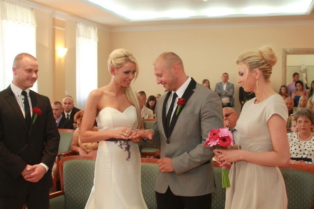 Podniosła chwila &#8211; przysięga małżeńska i wymiana obrączek. Świadkami państwa młodych byli przyjaciele Anna Ciszek i Rafał Frydrych.