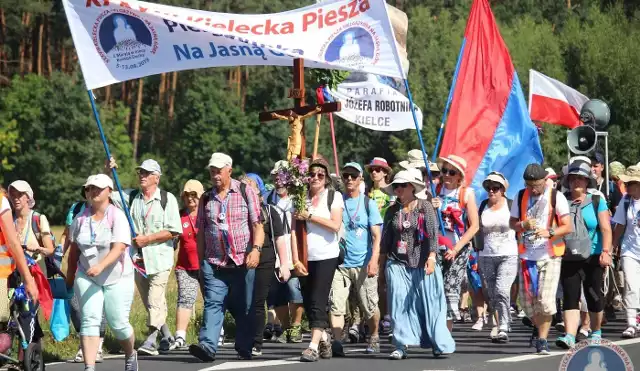 W poniedziałek 38. Kielecka Piesza Pielgrzymka na Jasną Górę pokonała dystans 31 kilometrów z Koniecpola do Mstowa. We wtorek 13 sierpnia ostatni etap - cel pielgrzymki, czyli Jasna Góra. -Wejście na Jasną Górę o godzinie 13.30. Po wyjściu z Kielc do naszych grup dołączyło sporo osób, teraz idzie już około 1800 pielgrzymów - mówił nam Mateusz Żelazny, rzecznik prasowy pielgrzymki. - Zakończenie pielgrzymki będzie mszą świętą o godzinie 19.30 na Wałach Jasnogórskich. Tradycyjnie w tej mszy będą też uczestniczyć pielgrzymki z  Radomia, Sosnowca i Włocławka. W tym roku Słowo Boże w czasie tej Eucharystii wygłosi ksiądz biskup Jan Piotrowski, ordynariusz diecezji kieleckiej - powiedział ksiądz Jacek Iwan, kierownik pielgrzymki. Dodajmy, że ojcem duchownym jest ksiądz Grzegorz Stachura. (dor)