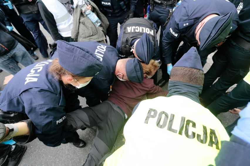 Poza tym policjanci regularnie współpracują ze szkołami...