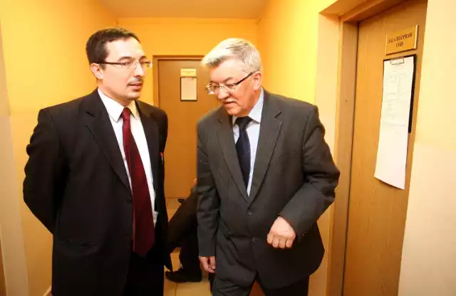 Jakub Kluziński (z lewej) przed rozprawą w radomskim sądzie w towarzystwie swojego adwokata Borysława Szlanty.