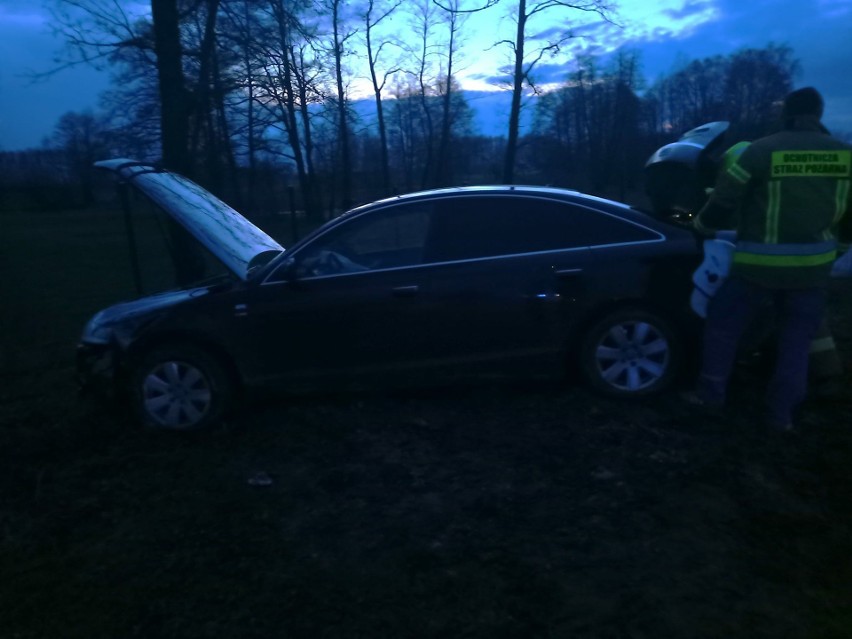 Wypadek w Starej Ruskołęce. Audi przejechało przez skrzyżowanie uderzając w kapliczkę i ogrodzenie