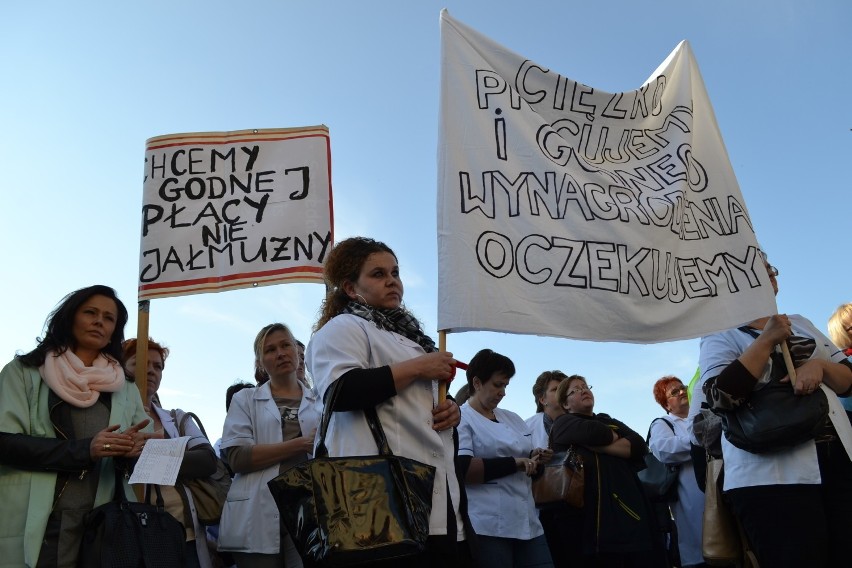 Manifestacja pielęgniarek w Raciborzu. Pielęgniarki przyszły z wuwuzelami [ZDJĘCIA]