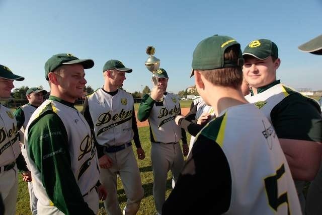 W nagrodę za 4. miejsce baseballiści Osielska otrzymali pamiątkowy puchar