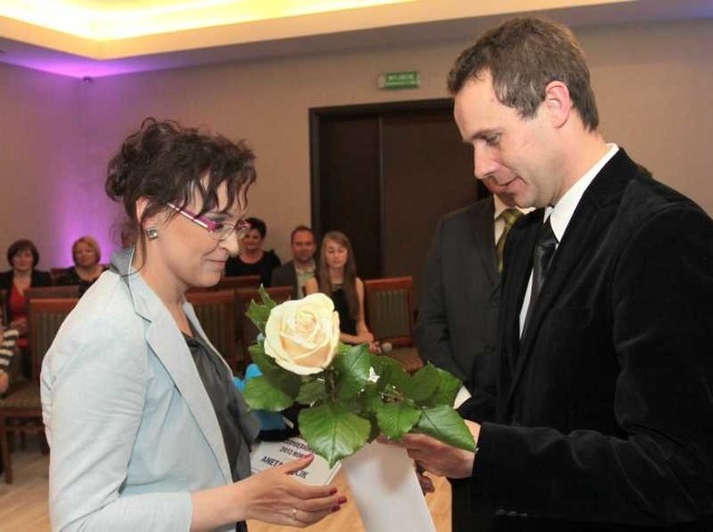 Nagrodę Aneta Wójcik odebrała od Dominika Majsterka, kierownika redakcji "Echa Dnia&#8221;.