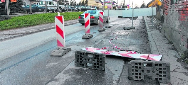 Znaki ustawione na ulicy Domaszowskiej zajmują znaczną część jezdni. Nie zostały tam jednak ustawione z powodu remontu, ale ze względów bezpieczeństwa. 
