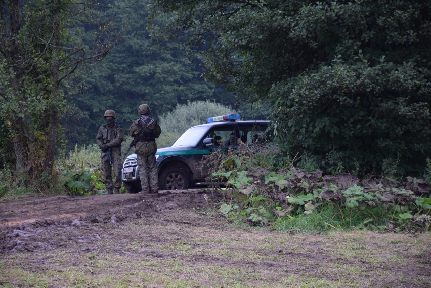 Pod Usnarzem koczują migranci. Polscy aktywiści twierdzą, że są chorzy, a białoruska strona organizuje im briefing prasowy 